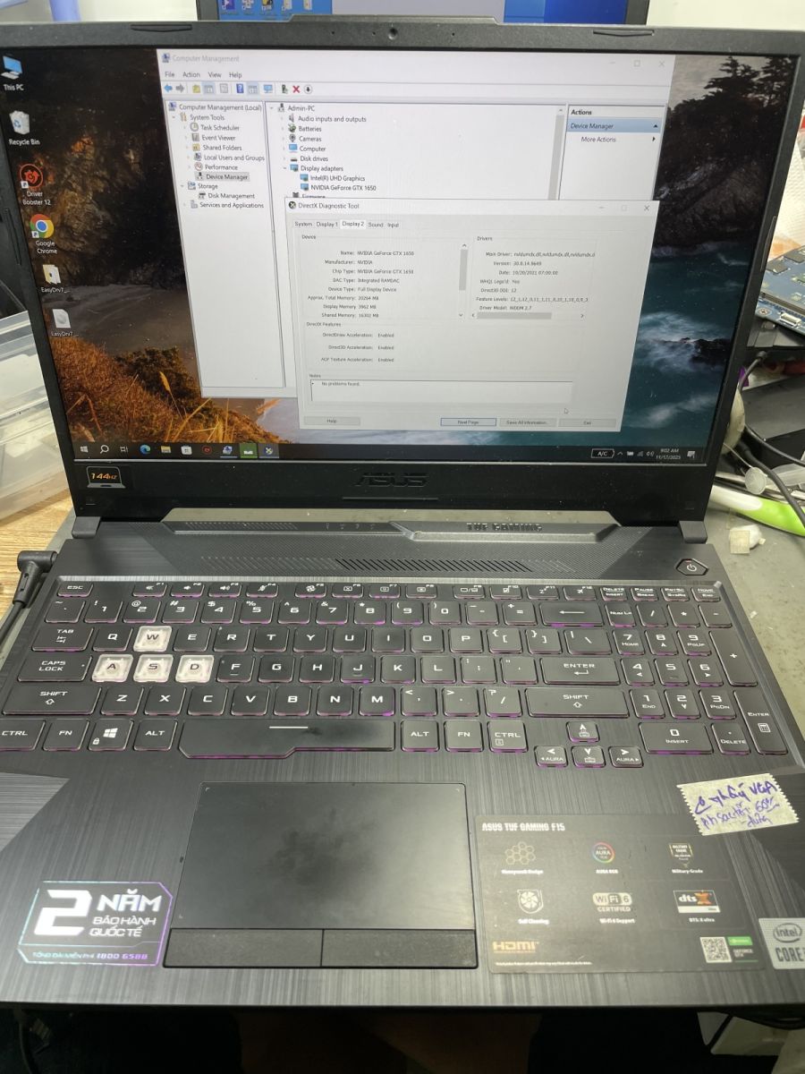 Hình ảnh kỹ thuật viên chuyên nghiệp đang kiểm tra và sửa chữa laptop lấy liền tại Cao Lãnh, Đồng Tháp