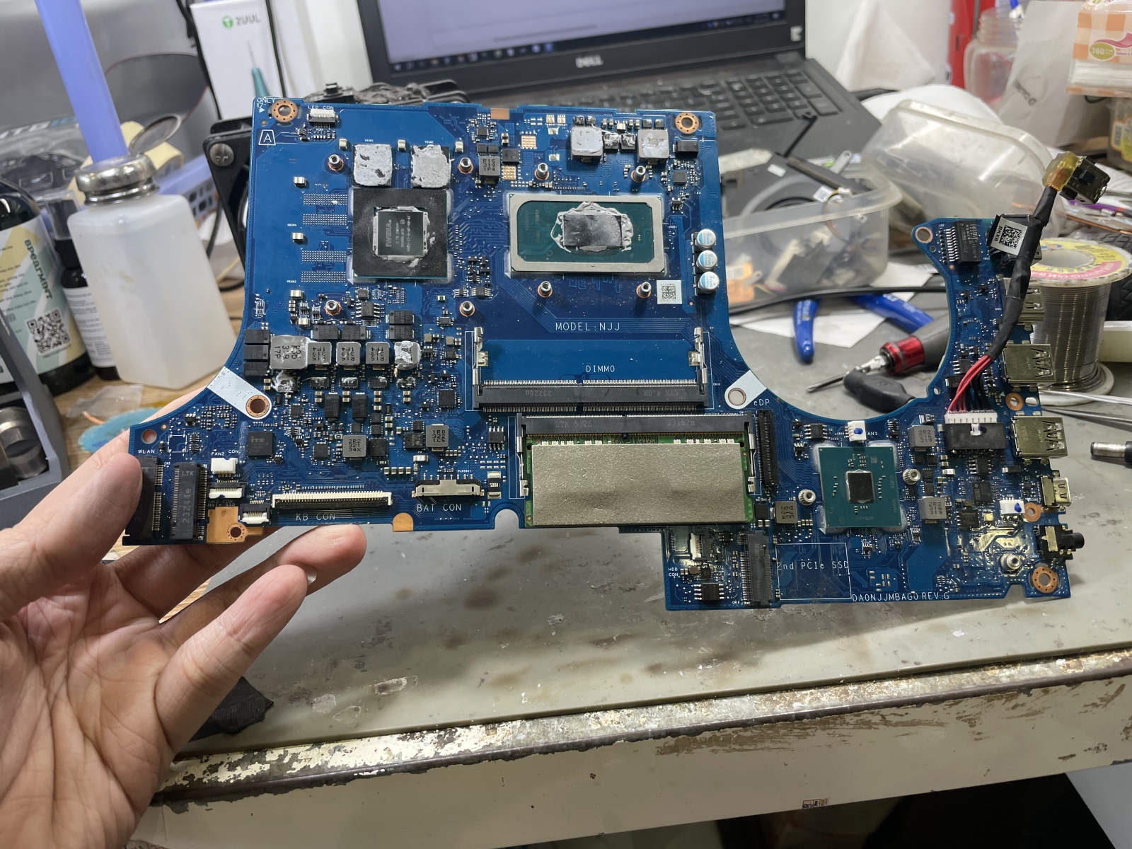 Kỹ thuật viên VINH LAPTOP đang sửa chữa laptop chuyên nghiệp