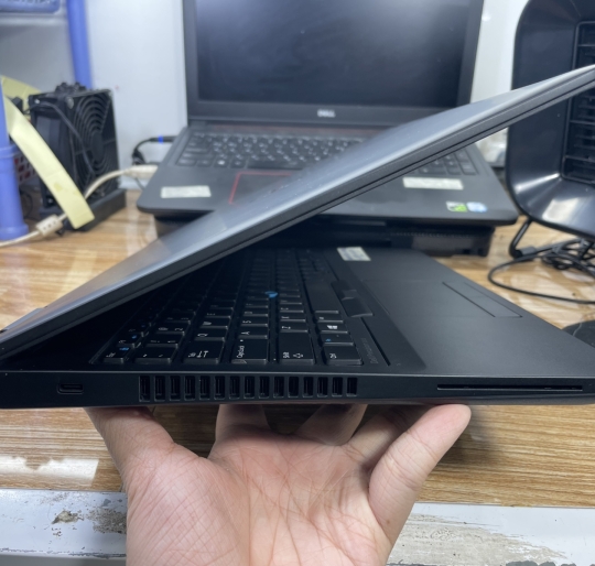 Dell Precision 3520 i5-7300HQ/8G/256GB/VGA/15.6 FHD