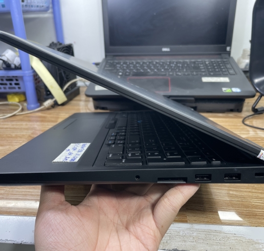 Dell Precision 3520 i5-7300HQ/8G/256GB/VGA/15.6 FHD